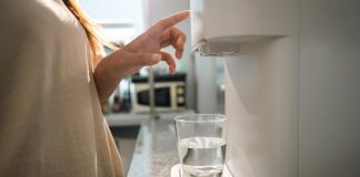Nggak Semuanya Sehat, Begini Ciri-ciri Air Minum yang Aman Dikonsumsi