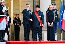 Prabowo Dijamu Santap Malam di Paris, Kenakan Anugerah dari Macron