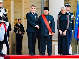 Prabowo Dijamu Santap Malam di Paris, Kenakan Anugerah dari Macron