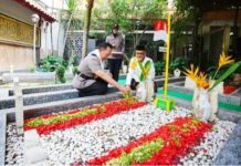 Kapolri Ziarah ke Makam Bung Karno di Blitar, Doa hingga Tabur Bunga