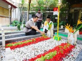 Kapolri Ziarah ke Makam Bung Karno di Blitar, Doa hingga Tabur Bunga
