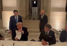 Momen Trump Teken MoU Damai dengan Iran Disaksikan Macron di Istana Versailles