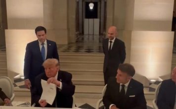 Momen Trump Teken MoU Damai dengan Iran Disaksikan Macron di Istana Versailles