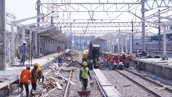 peron-stasiun-bogor-diperpanjang-buat-layani-krl-12-gerbong-1781753024827_169