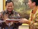 Bertemu Prabowo, Menhan Jepang Beri Miniatur Kapal Perang Legendaris Mikasa