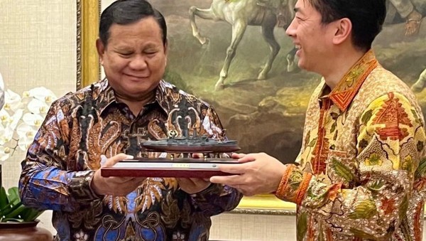 shinjiro-koizumi-memberikan-miniatur-kapal-perang-mikasa-ke-presiden-prabowo-subianto-1781395787520_169