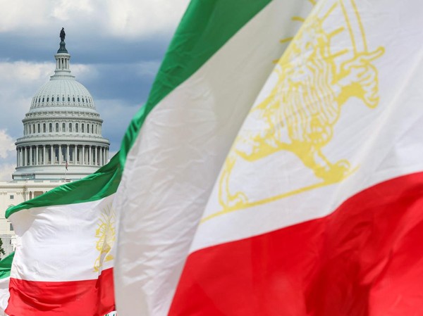 bendera-dan-foto-korban-iran-penuhi-gedung-capitol-as-1750569825521_43
