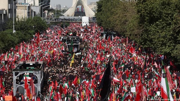 iran-jutaan-orang-memadati-prosesi-pemakaman-pemimpin-iran-ali-khamenei-1783390347366