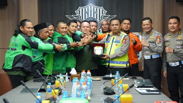 kakorlantas-polri-irjen-agus-suryonugroho-menerima-audiensi-perwakilan-pengemudi-ojek-online-ojol-asal-jambi-1779083847016_169