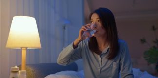 Minum Air Tengah Malam Bisa Rusak Ginjal? Ini Kata Dokter