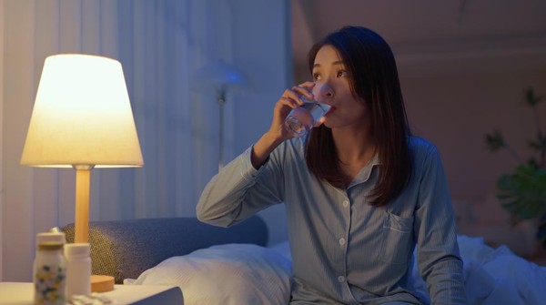 minum-air-putih-saat-malam-hari-1756108934011_169