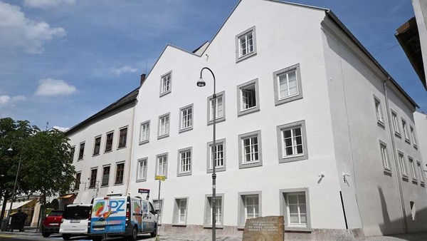 rumah-tempat-kelahiran-adolf-hitler-di-braunau-am-inn-austria-beralih-fungsi-jadi-kantor-polisi-1784884143274_169