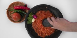 Kebiasaan Ngulek Sambal Bisa Picu Saraf Kejepit, Ini Saran Dokter