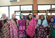 Kunker ke Muara Enim, Feby Herman Deru Apresiasi Produk Lokal Binaan PKK