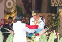 Wagub Cik Ujang Pimpin Upacara Penurunan Bendera Merah Putih di Griya Agung