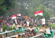 Sekda Sumsel Edward Candra Buka Festival Panjat Pinang Sumeks 2026, Tekankan Gotong Royong dan Kebersamaan