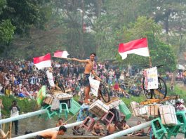 Sekda Sumsel Edward Candra Buka Festival Panjat Pinang Sumeks 2026, Tekankan Gotong Royong dan Kebersamaan