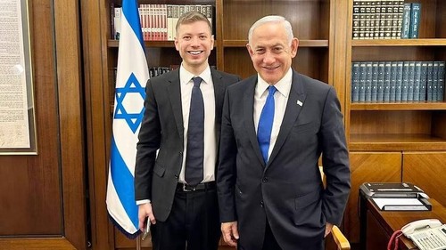 pm-israel-benjamin-netanyahu-bersama-anaknya-yair-netanyahu-1740375948085_169