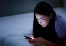 Langsung Cek Notif HP Pas Bangun Tidur? Bisa Begini Efeknya ke Jantung