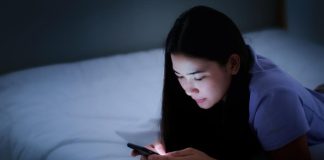 Langsung Cek Notif HP Pas Bangun Tidur? Bisa Begini Efeknya ke Jantung