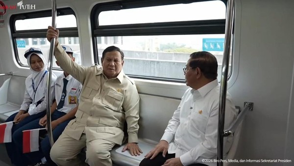 presiden-prabowo-naik-lrt-dari-kelapa-gading-sebelum-peresmian-rabu-16920206-1789539697515_169