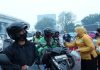 Lidyawati Cik Ujang Turun Langsung Bagikan Masker kepada Pengendara di Tengah Kabut Asap Palembang