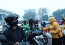 Lidyawati Cik Ujang Turun Langsung Bagikan Masker kepada Pengendara di Tengah Kabut Asap Palembang