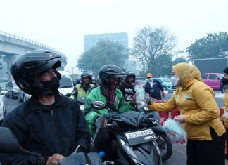 Lidyawati Cik Ujang Turun Langsung Bagikan Masker kepada Pengendara di Tengah Kabut Asap Palembang