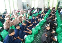 Di Tengah Penanganan Karhutla, Herman Deru dan Menko Polkam Dudung Santuni Anak Yatim Piatu