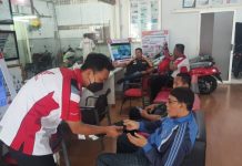 AHASS Sumsel Bagikan Masker Gratis di Tengah Kabut Asap