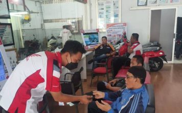 AHASS Sumsel Bagikan Masker Gratis di Tengah Kabut Asap