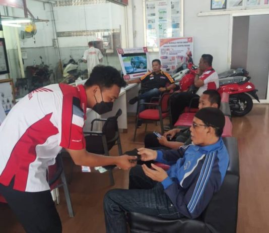 AHASS Sumsel Bagikan Masker Gratis di Tengah Kabut Asap