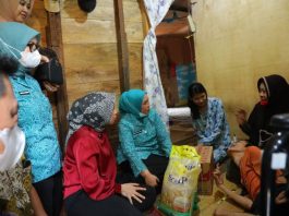 Ringankan Beban Warga, Pemkot Palembang Salurkan Kursi Roda dan Sembako