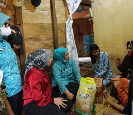 Ringankan Beban Warga, Pemkot Palembang Salurkan Kursi Roda dan Sembako
