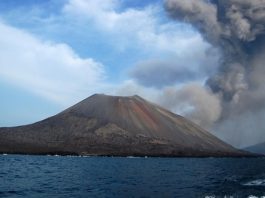Gunung Anak Krakatau 3 Kali Erupsi Pagi Ini