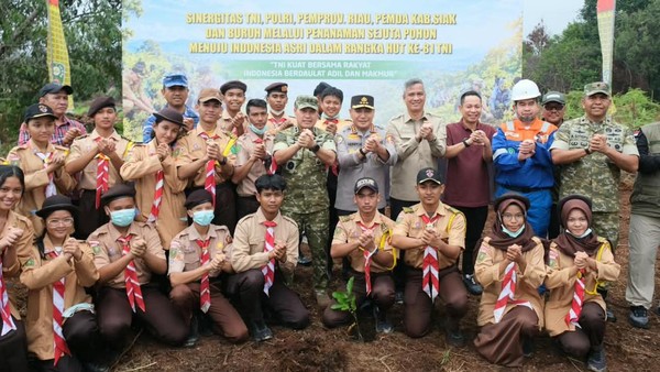 kabaharkam-polri-komjen-herry-heryawan-dan-pangdam-xixtuanku-tambusai-mayjen-tni-agus-hadi-waluyo-1791644567187_169