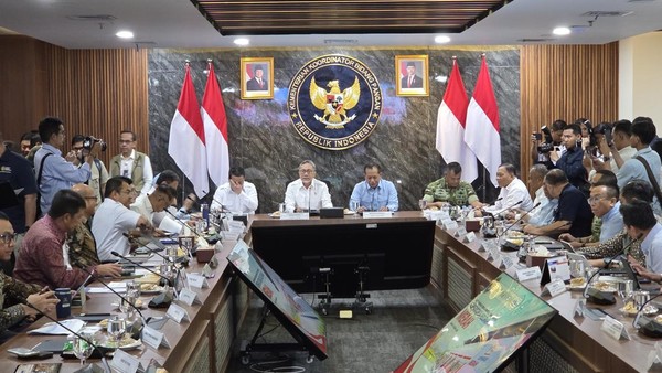 menko-pangan-zulkifli-hasan-memimpin-rapat-koordinasi-terbatas-bersama-sejumlah-kementerian-dan-lembaga-1791947826910_169