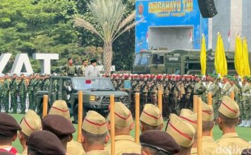 Didampingi Panglima, Prabowo Inspeksi Pasukan di Upacara HUT ke-81 TNI